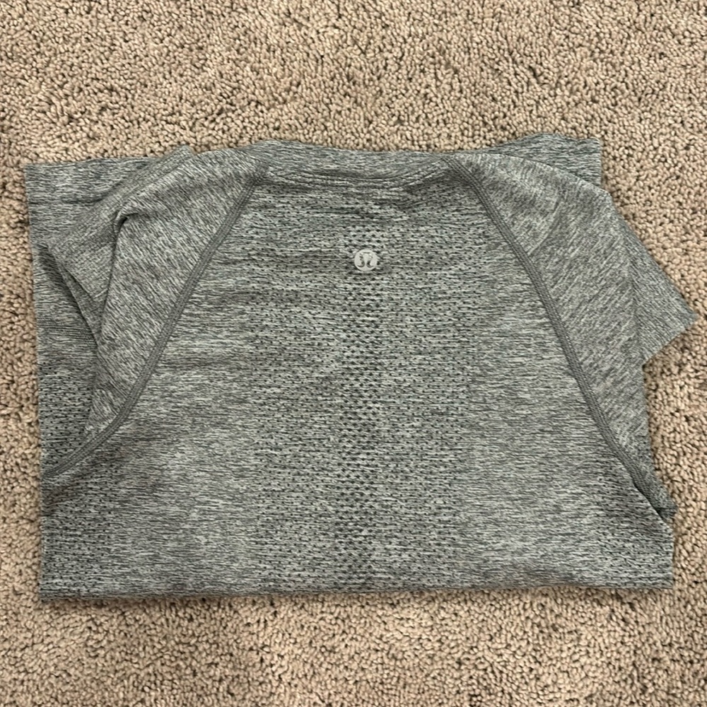 Lululemon Swiftly Relaxed Long Sleeve / Size 2 / Color: Grey 🐘